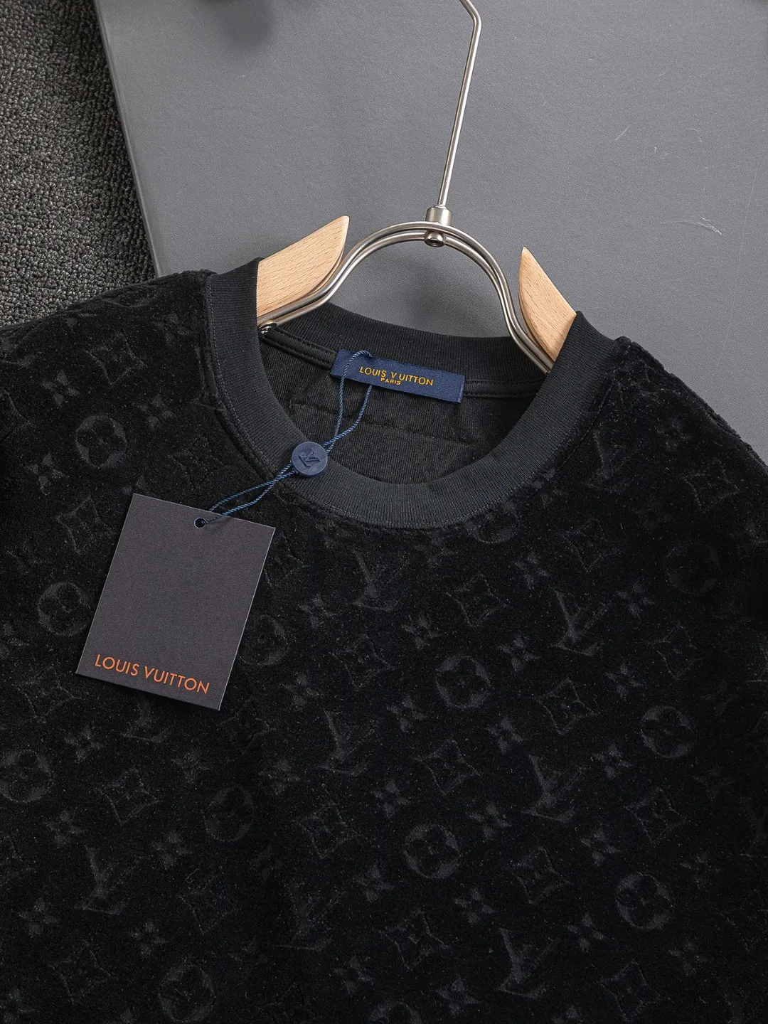 🅿️200 Louis Vuitton 1V slightly wide version S-Xl 25ss new product counter model will always be invincible, classic style, permanent boutique, timeless classic style, LV jacquard all-over printed towel sweater with logo🪡 embroidery pattern, short-sleeved T-shirt, cotton blended terry jersey fabric, original development. This comes from the 2025 beachwear limited series, the full logo jacquard towel highlights the classic Obliaue flower, with S-shaped round neck and topstitching, unique style, decorated with oblique jacquard all over, ribbed round neck with V-shaped topstitching, customized accessories, and the whole body is customized and developed according to the Y board... Complete with three labels, it can control various styles, paying tribute to LV Louis Vuitton's historic year! Coupled with the blessing of full-flower cotton material, both the comfort of the upper body is unparalleled. It can be said to be a must-have companion in summer. The excellent breathability and comfortable wearing feeling are unparalleled ~ recommended! ! Same style for men and women! Color: Black White Size: S-XL Size chart: S: Shoulder width 55-Bust 56-Length 71.5 M: Shoulder width 56.5-Bust 58-Length 73 L: Shoulder width 58-Bust 60-Length 74.5 XL: Shoulder width 59.5-Bust 62-Length 76